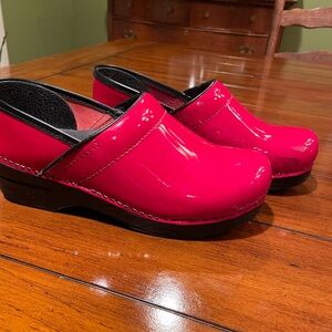 🍒 cherry red Dansko patent clogs EU39/US9